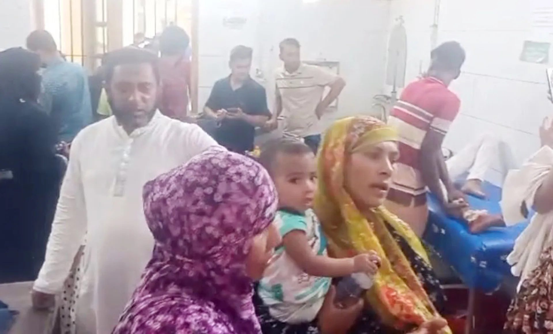 লালমোহনে সিএনজি উল্টে একই পরিবারের ৭ জন আহত